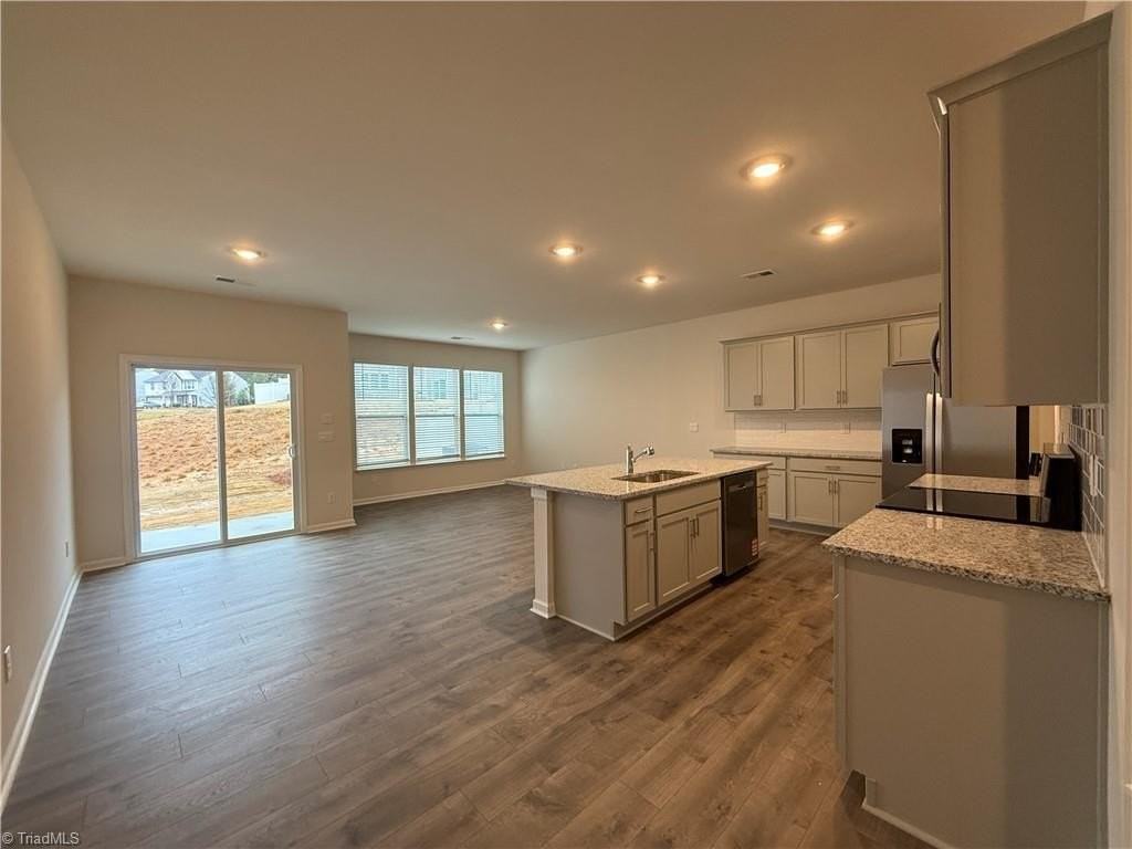 1692 Hallview Ct - Photo 4 of 35