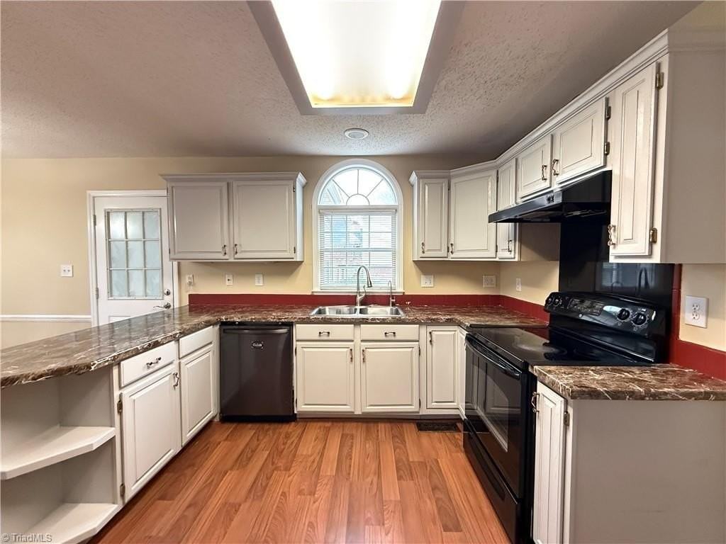 928 Heatherstone Dr - Photo 4 of 21