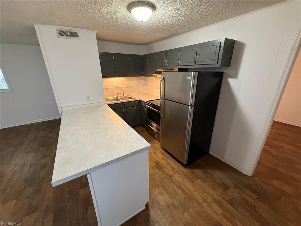 1426 Glade St #3 - Photo 5 of 10