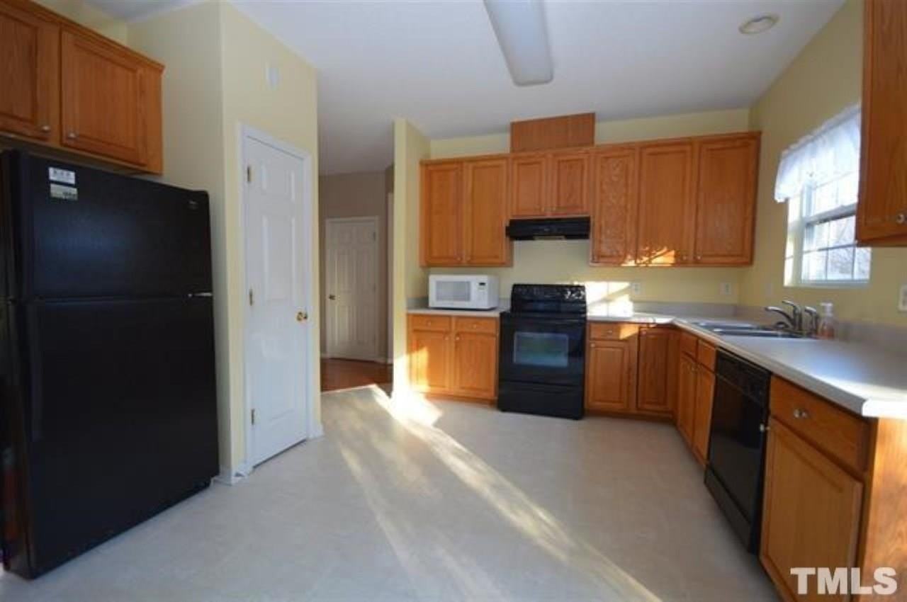 111 Caley Rd - Photo 6 of 23