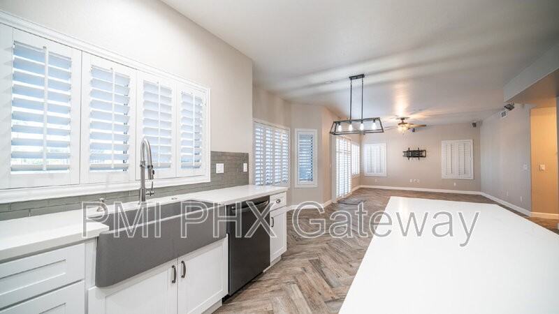 1891 E Oasis Dr - Photo 4 of 28