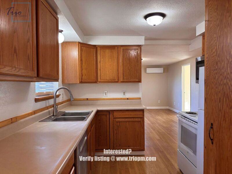 580 51st St - Photo 3 of 15