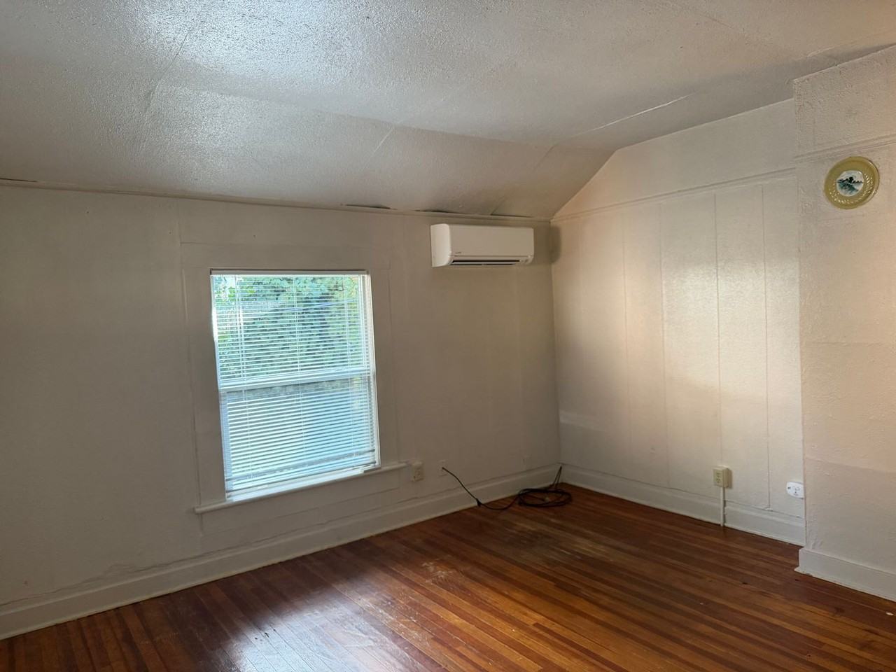 1875 Columbia Aly - Photo 6 of 31