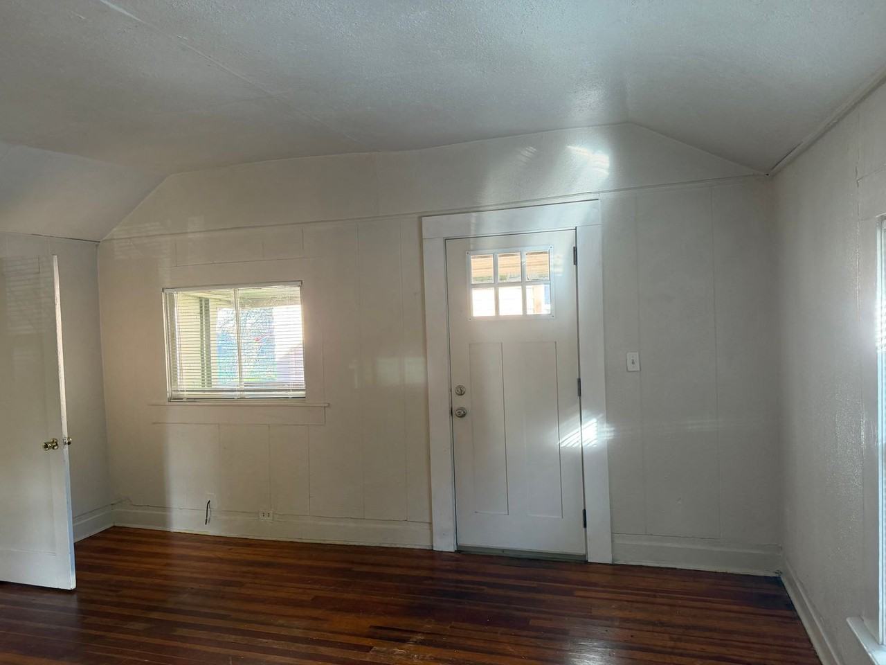 1875 Columbia Aly - Photo 7 of 31