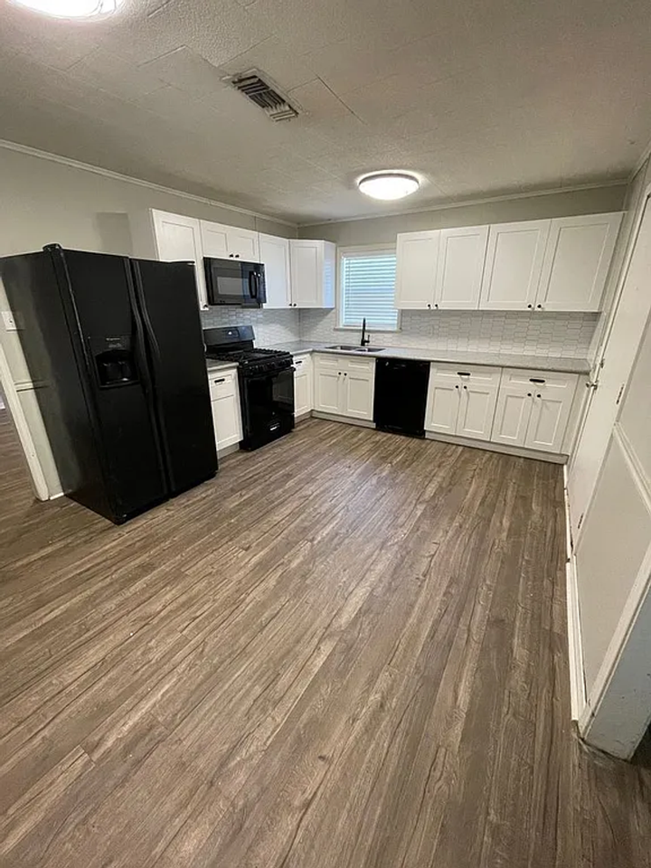 6352 Diamond Ave - Photo 2 of 10