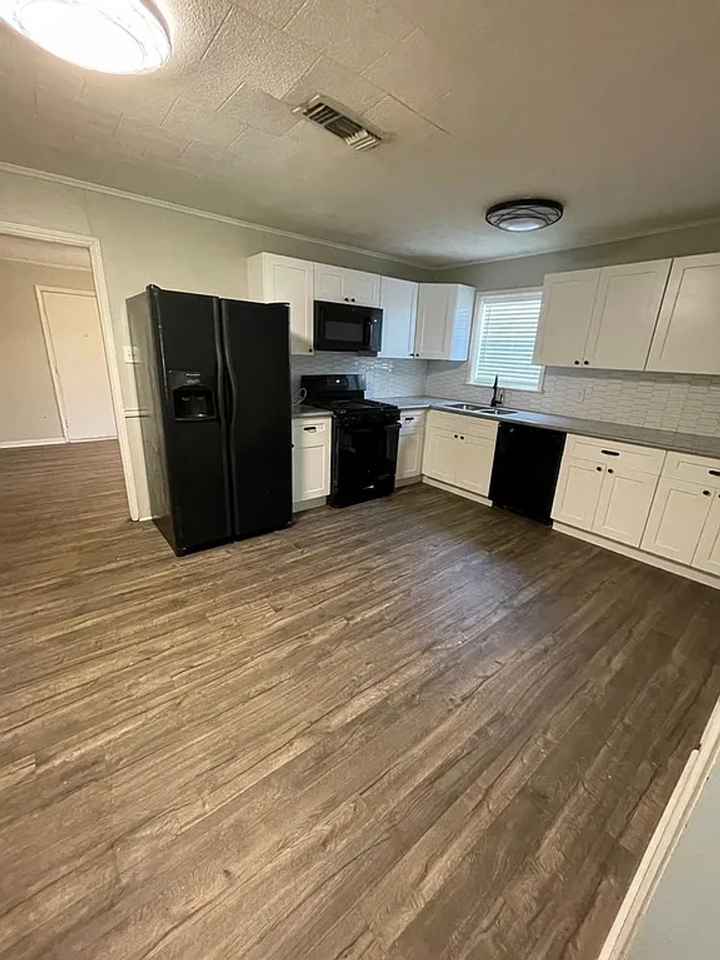 6352 Diamond Ave - Photo 3 of 10