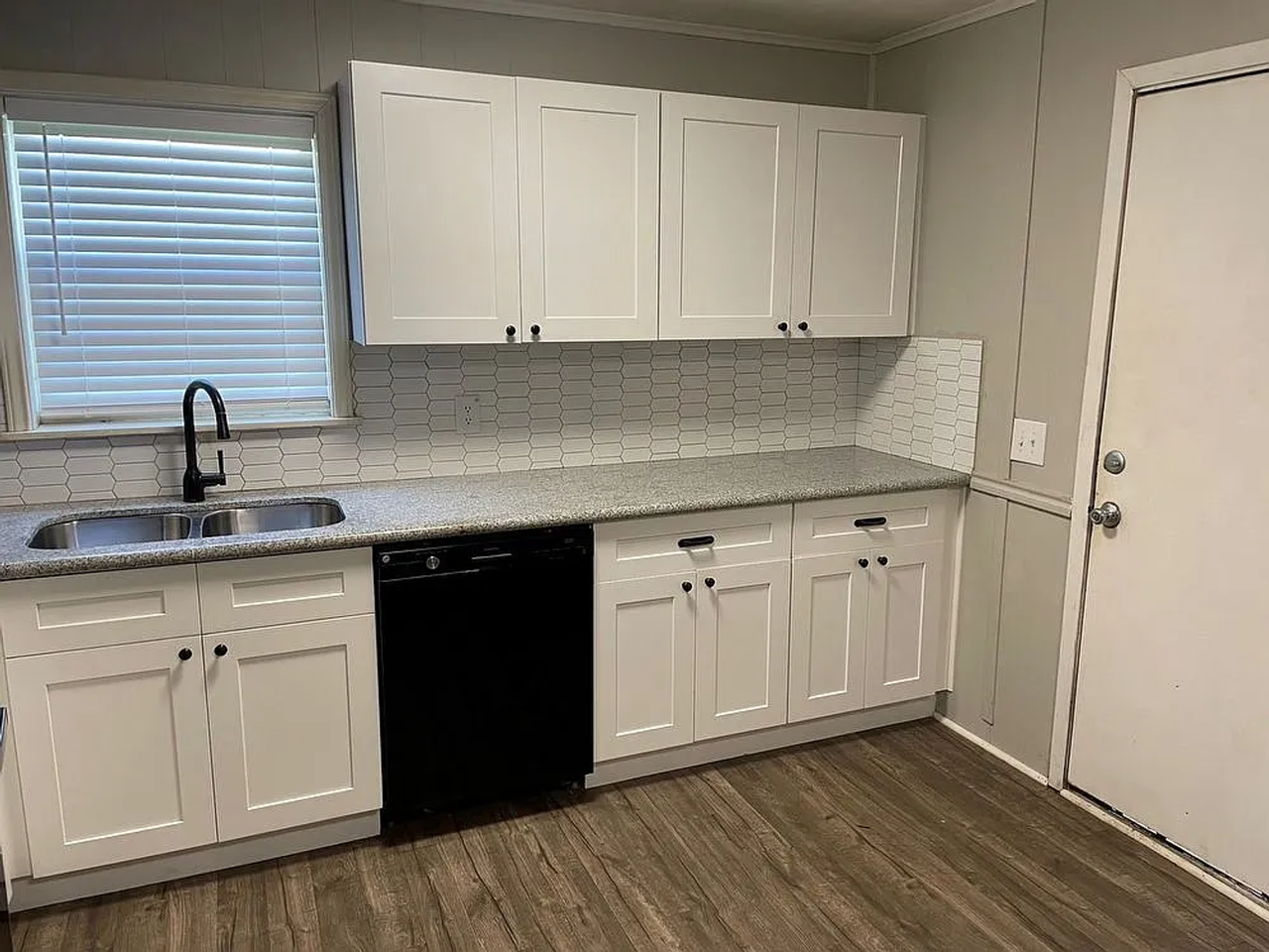 6352 Diamond Ave - Photo 4 of 10