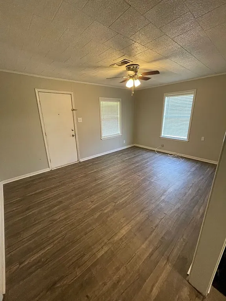 6352 Diamond Ave - Photo 6 of 10