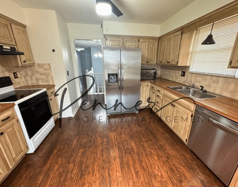 1100 Nw Oakridge Dr - Photo 3 of 12