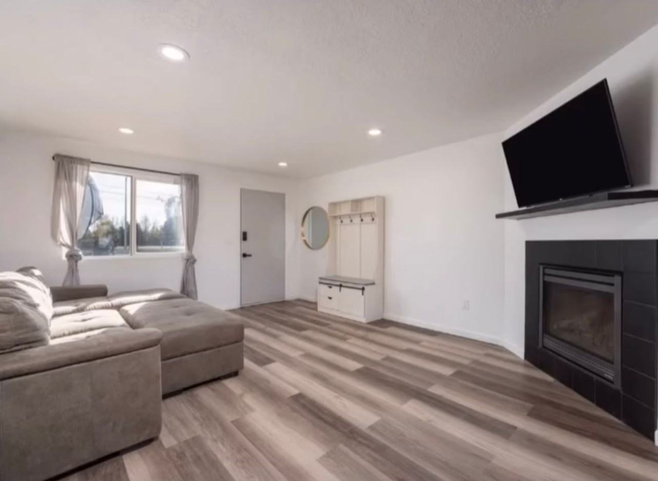 21116/21124 SE Reed Market Rd. - Photo 4 of 9