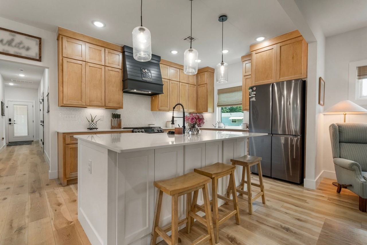 523 W Detroit St - Photo 3 of 23