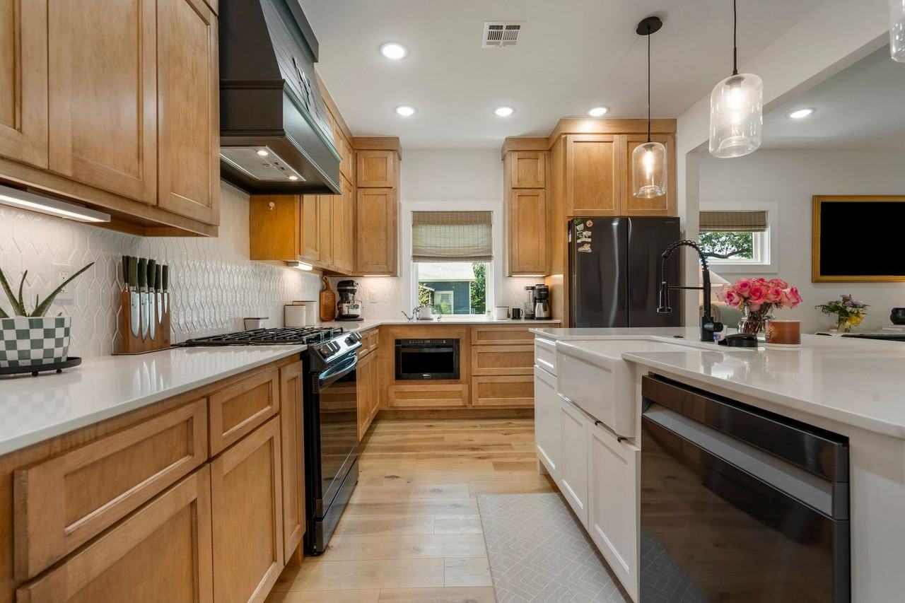 523 W Detroit St - Photo 4 of 23