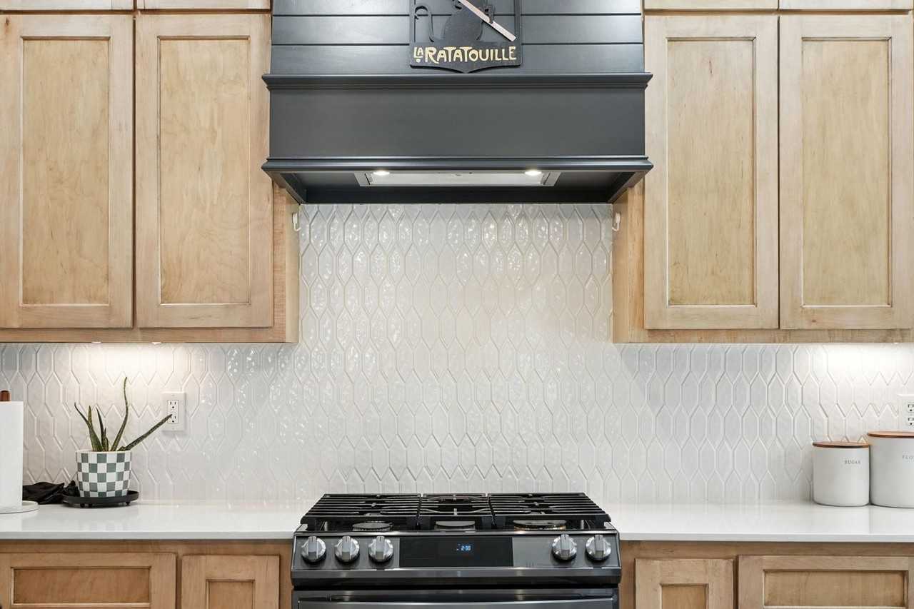 523 W Detroit St - Photo 6 of 23