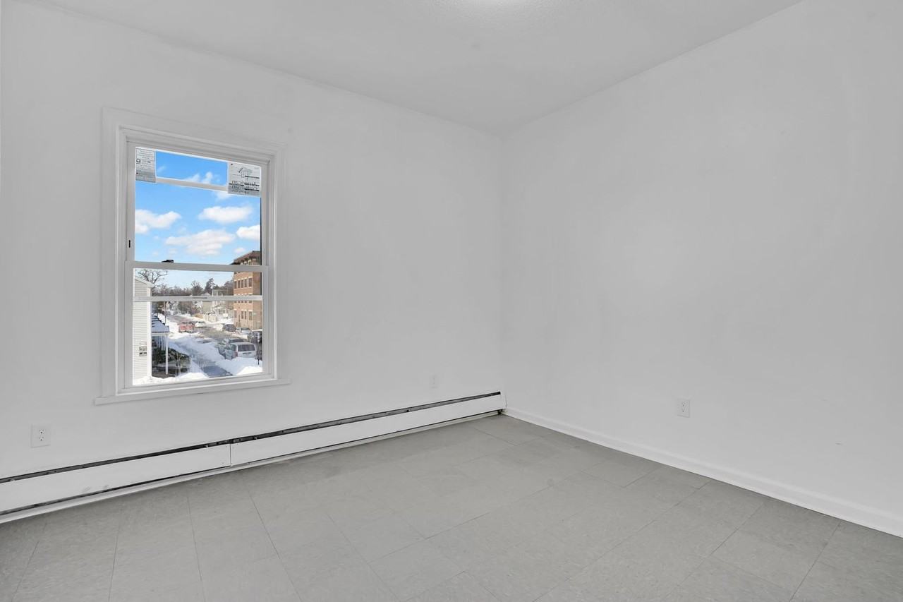 296 Hancock St - Photo 3 of 31