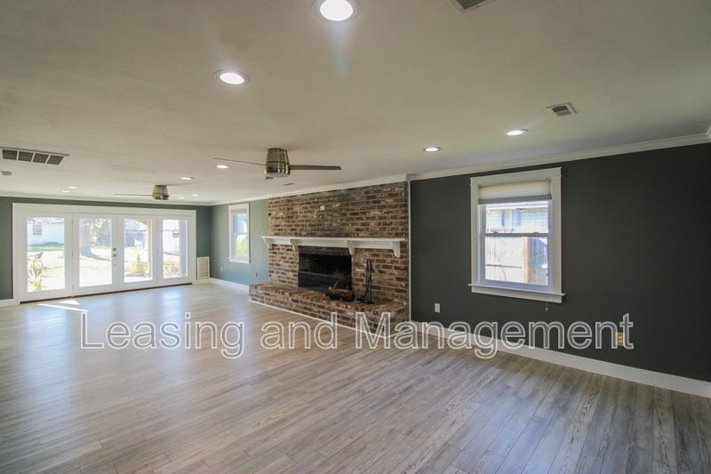 823 Jordan St - Photo 3 of 32
