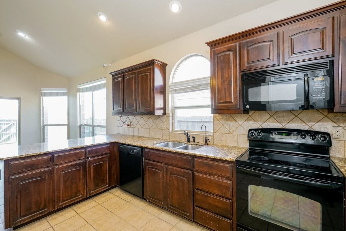 10909 Braemoor Dr - Photo 6 of 16