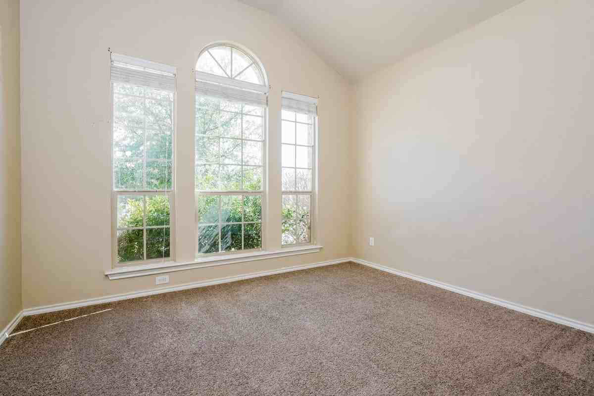 10909 Braemoor Dr - Photo 7 of 16