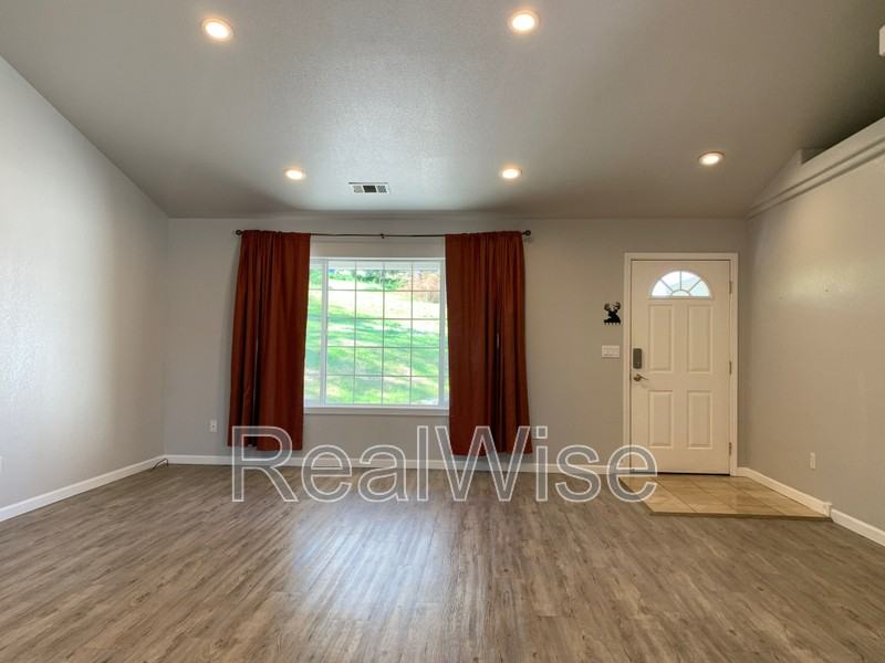 1884 Allen Creek Rd - Photo 4 of 23