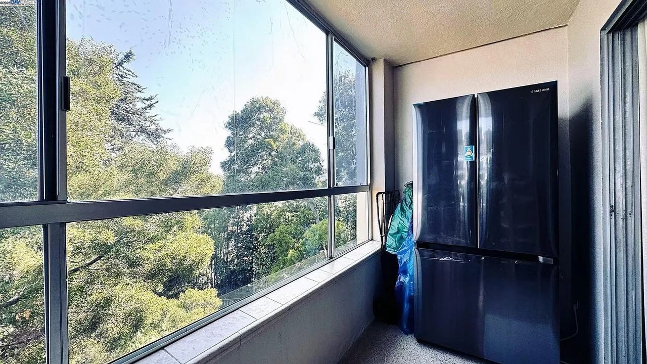 466 Crescent St - Photo 4 of 16