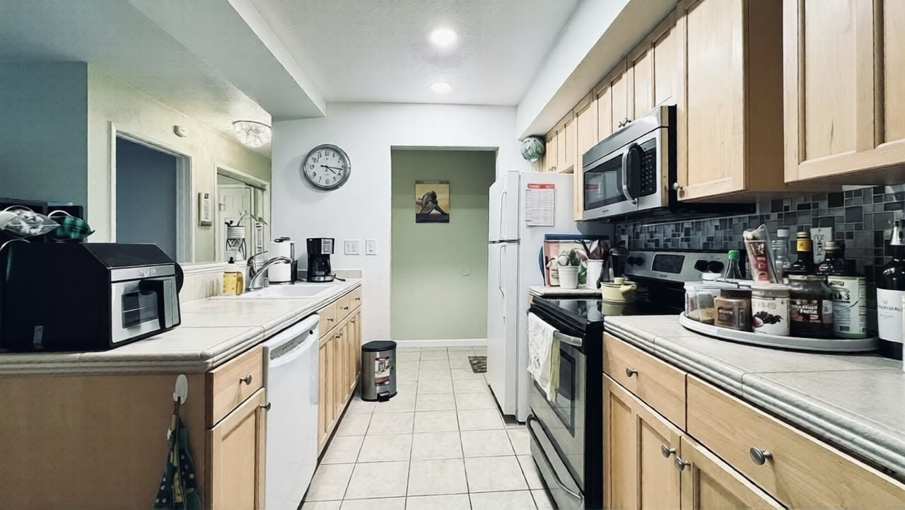 466 Crescent St - Photo 5 of 16