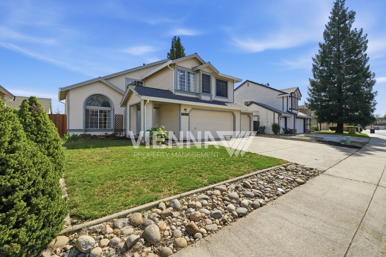 2212 Thurton Dr - Photo 3 of 38