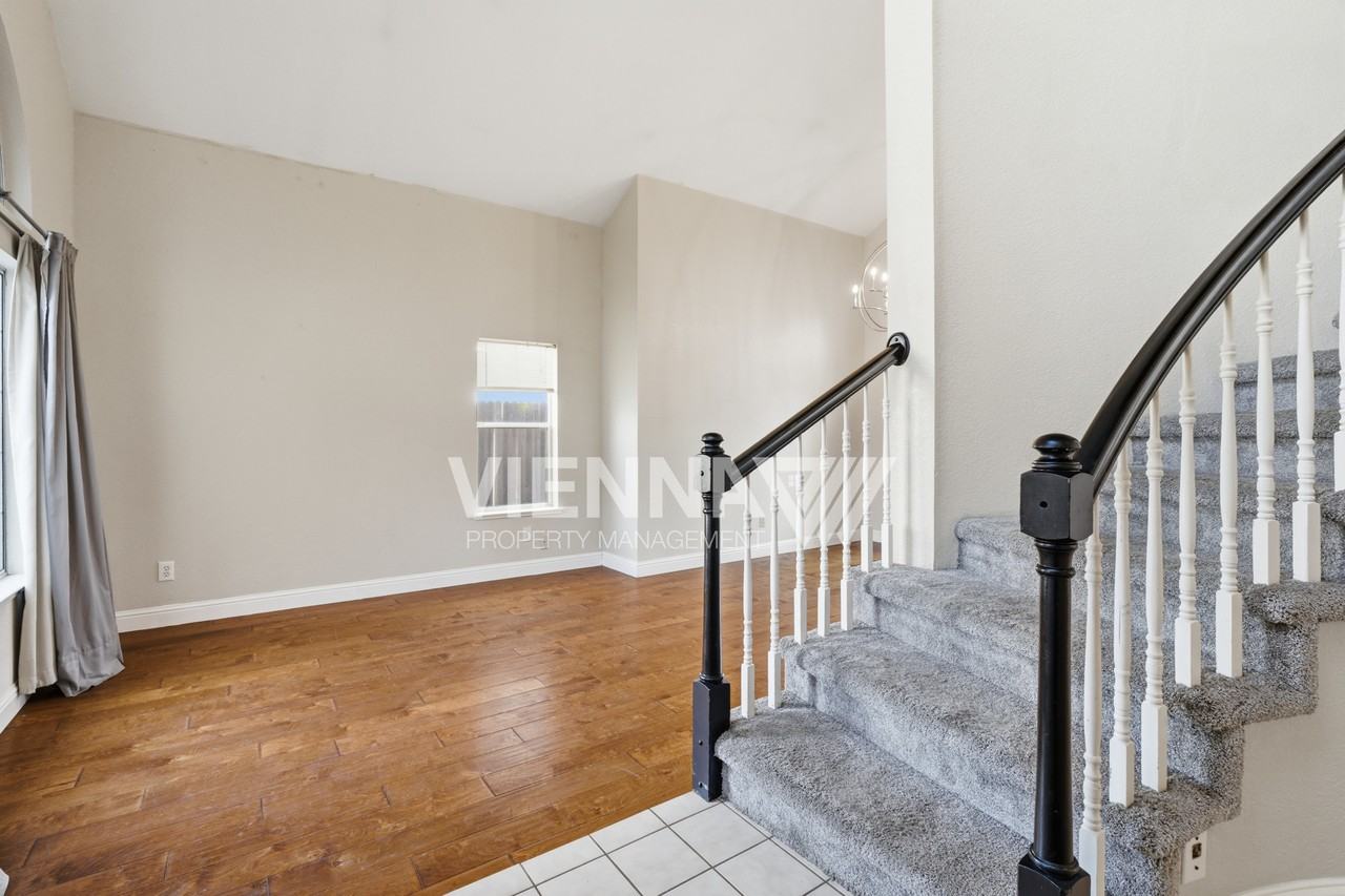 2212 Thurton Dr - Photo 5 of 38