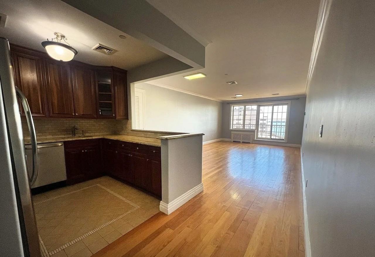 155 Bay St - Photo 2 of 12