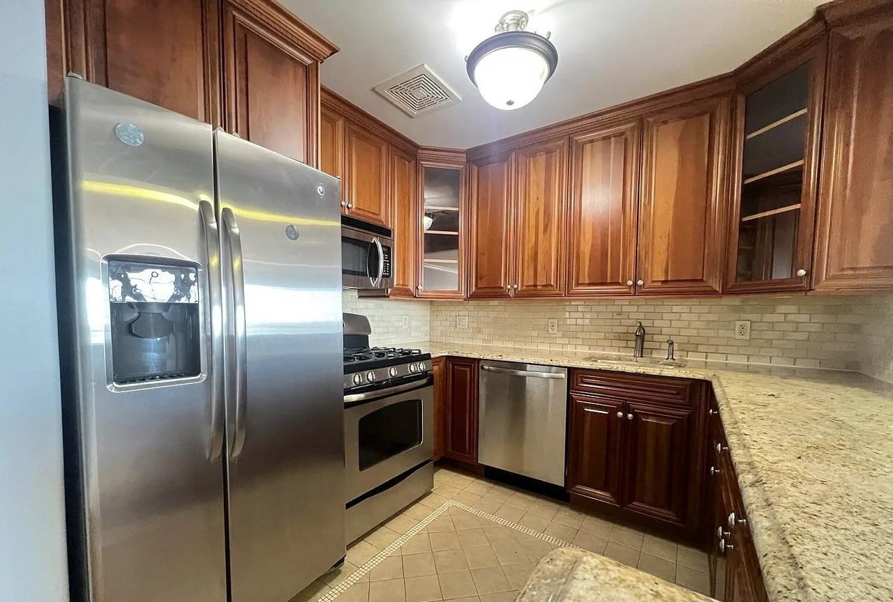 155 Bay St - Photo 3 of 12