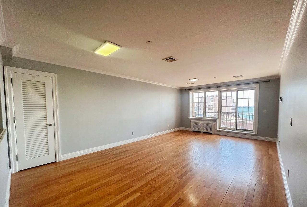 155 Bay St - Photo 4 of 12