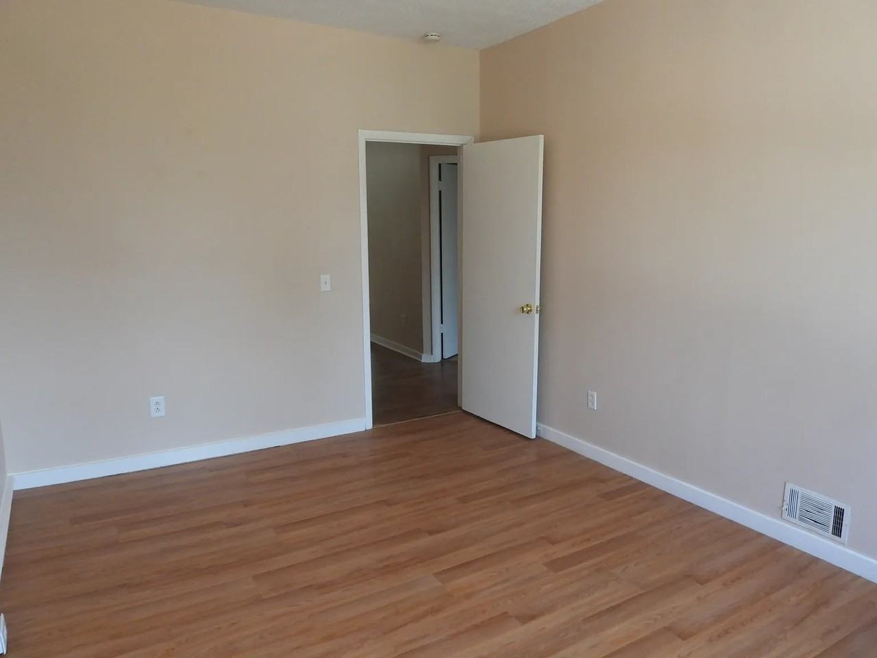 105 Sherman Pkwy - Photo 2 of 9