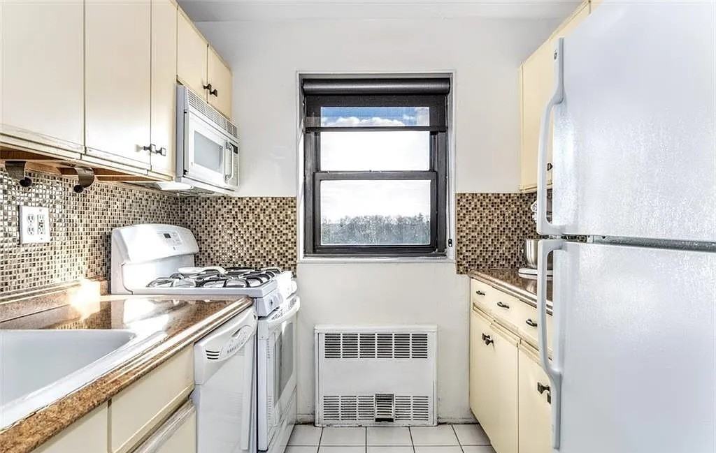 266 Pelham Rd - Photo 7 of 11