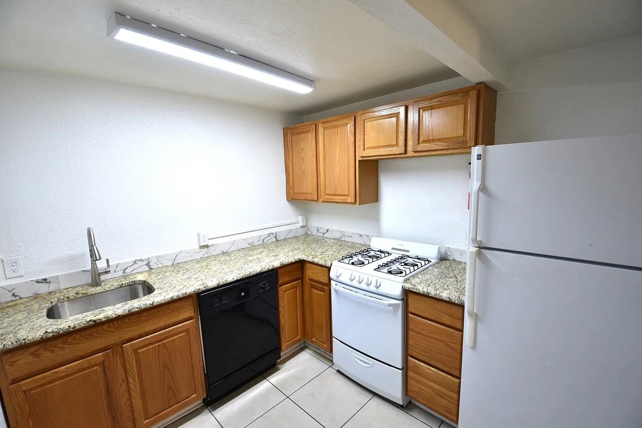 1020 13th St - Photo 5 of 9