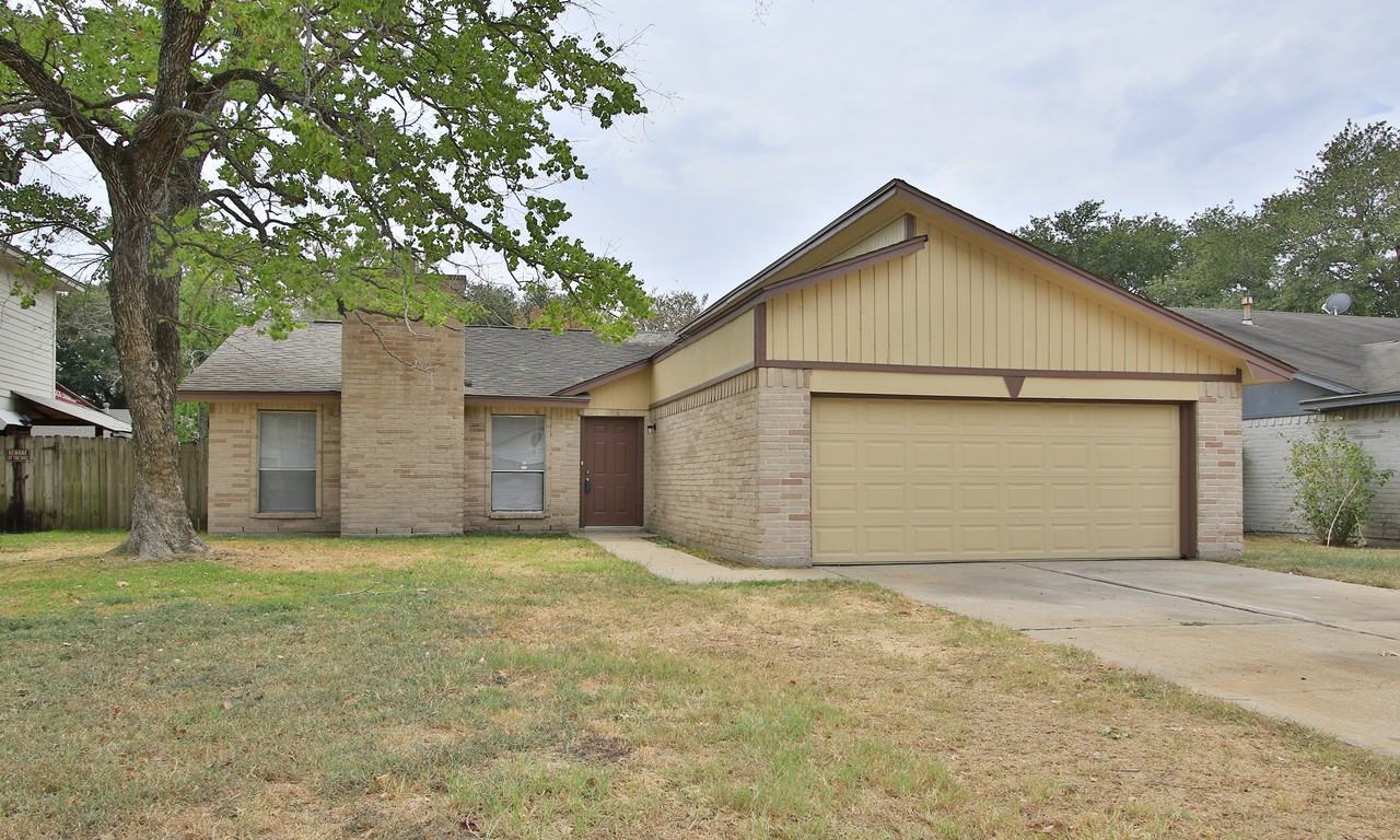 18711 Andalusian Dr - Photo 2 of 26