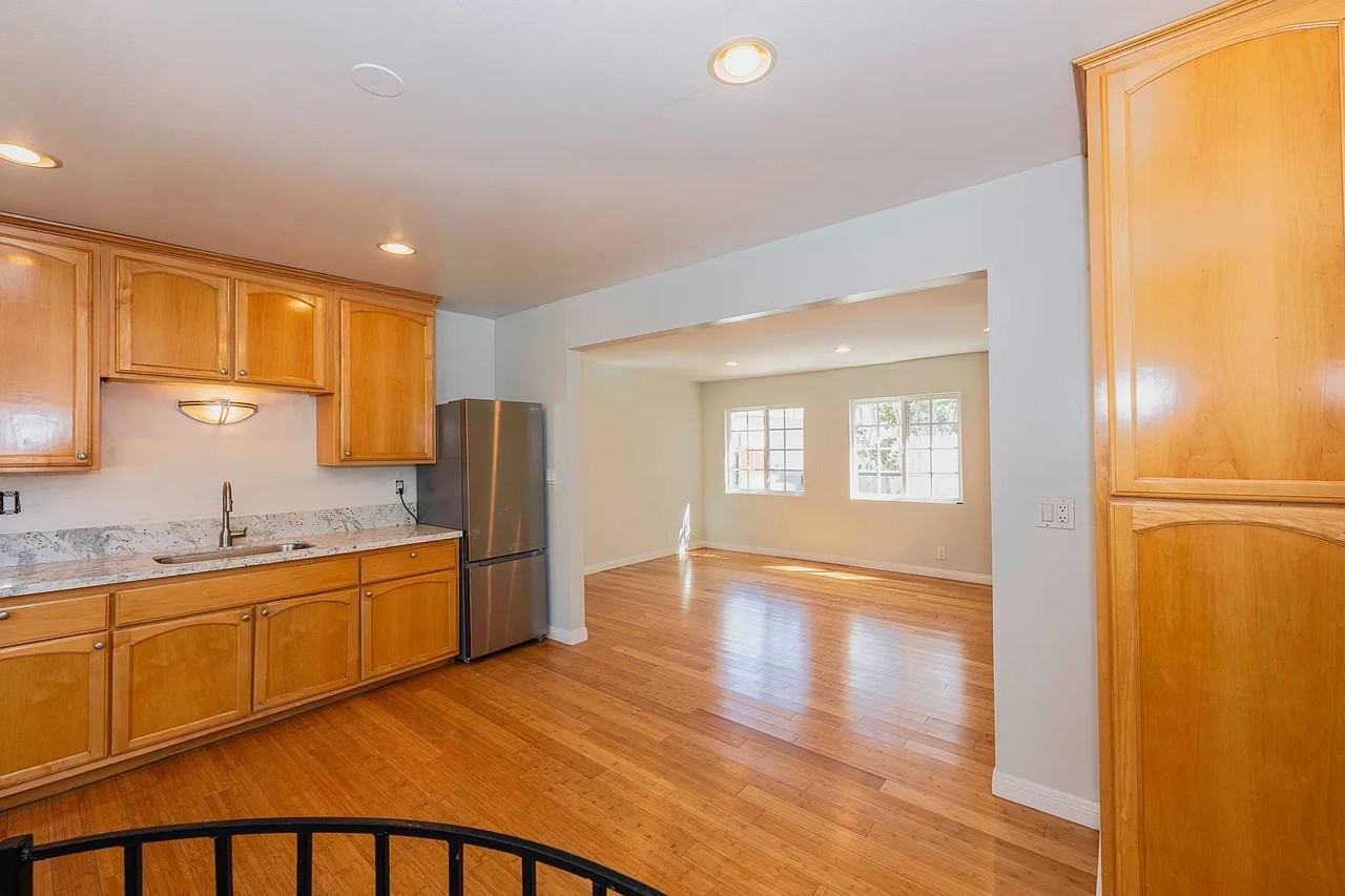 231 1/2 N Juanita Ave - Photo 4 of 9