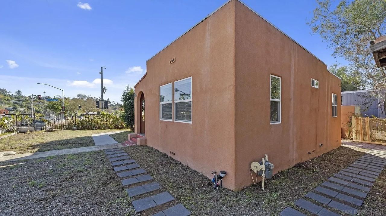 204 N Citrus Ave - Photo 2 of 22