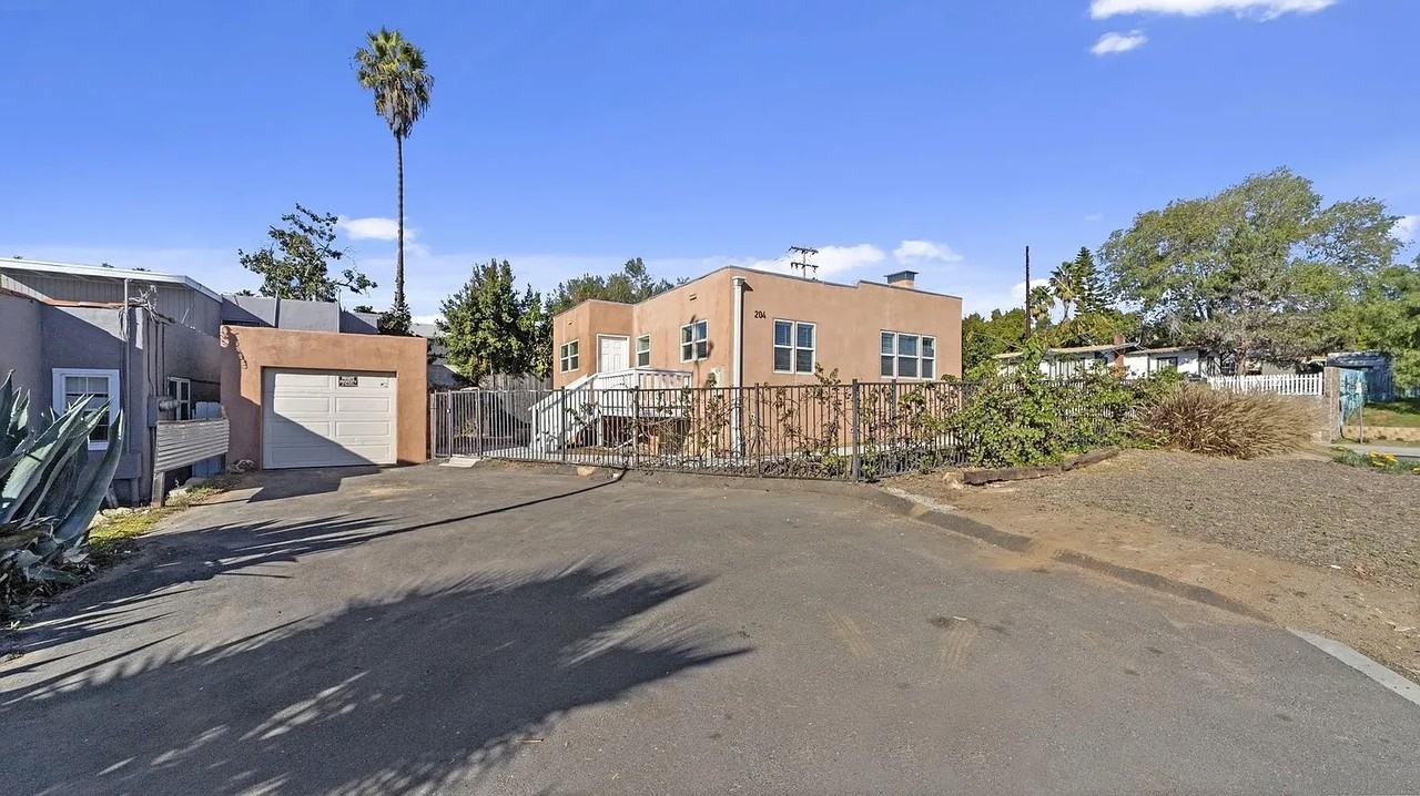 204 N Citrus Ave - Photo 3 of 22