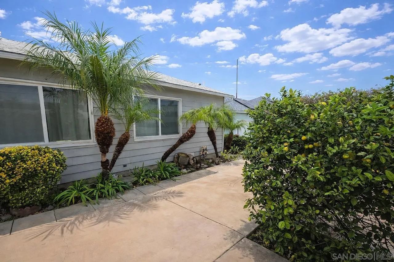 1820 Englewood Dr - Photo 2 of 10