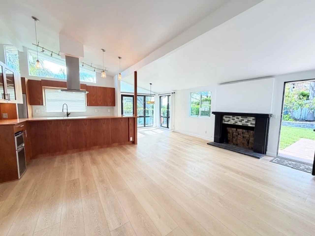 805 Margo St - Photo 2 of 11