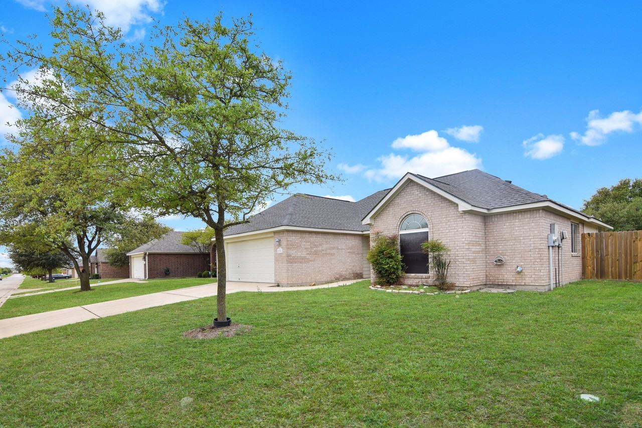 1022 Neuberry Cliffe - Photo 2 of 18