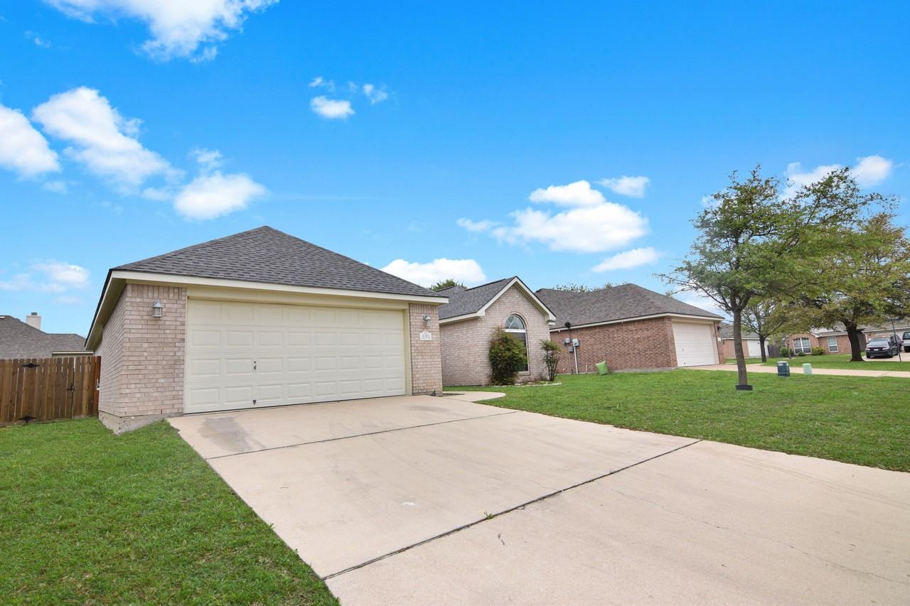 1022 Neuberry Cliffe - Photo 3 of 18