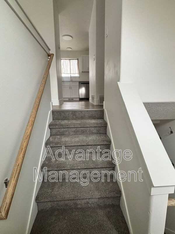 741 Sw - Photo 2 of 33