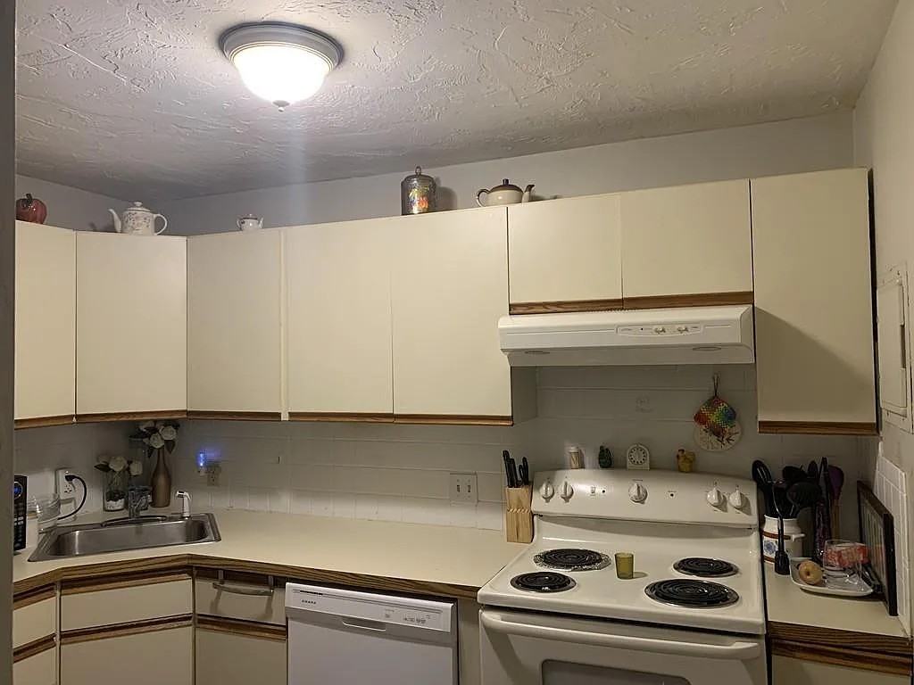 21 Erick Rd - Photo 4 of 17