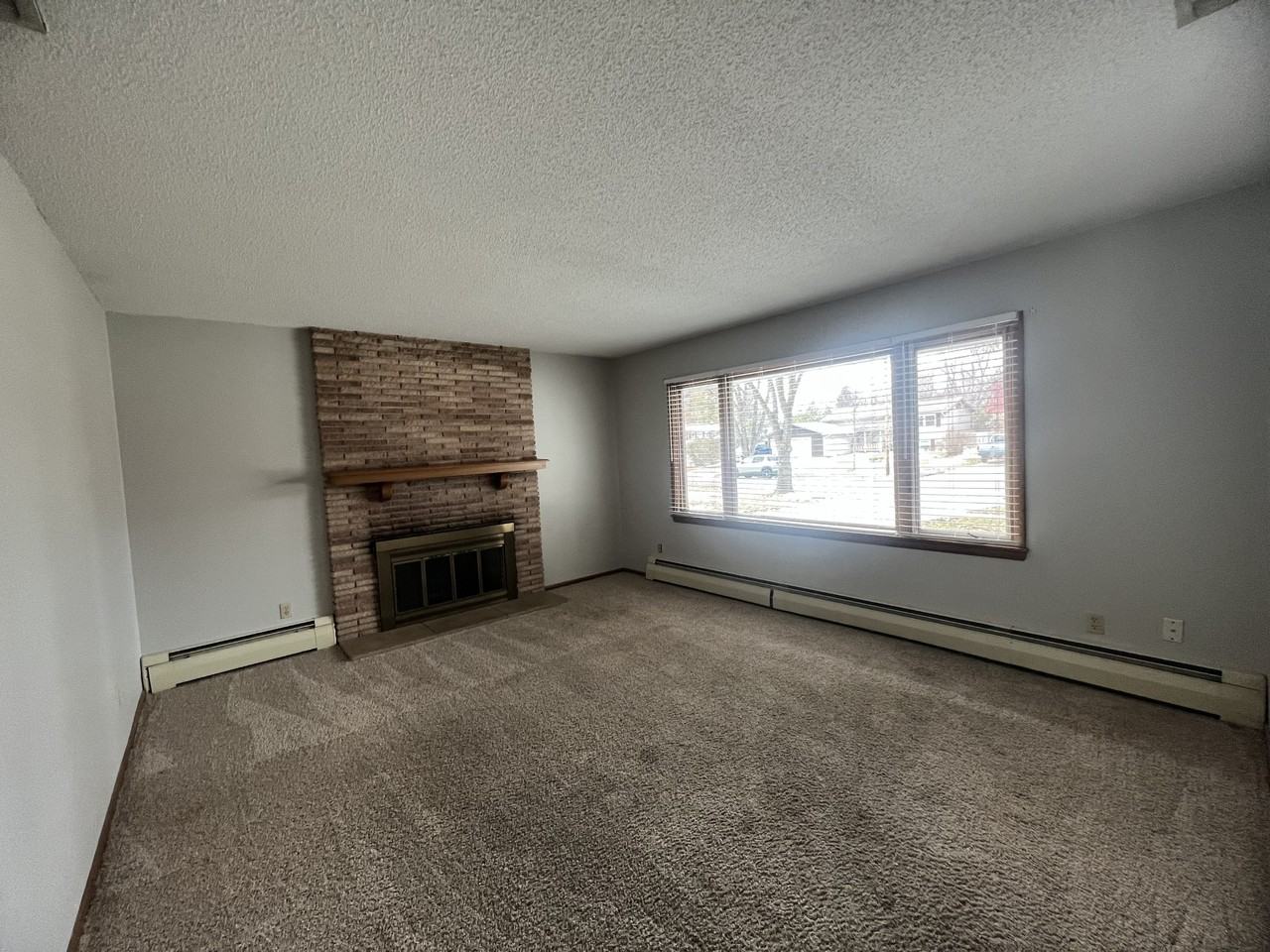 2505 Evergreen Rd N - Photo 2 of 27