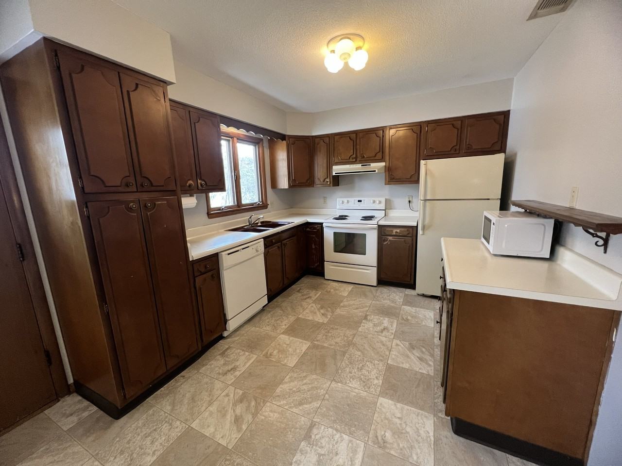 2505 Evergreen Rd N - Photo 4 of 27