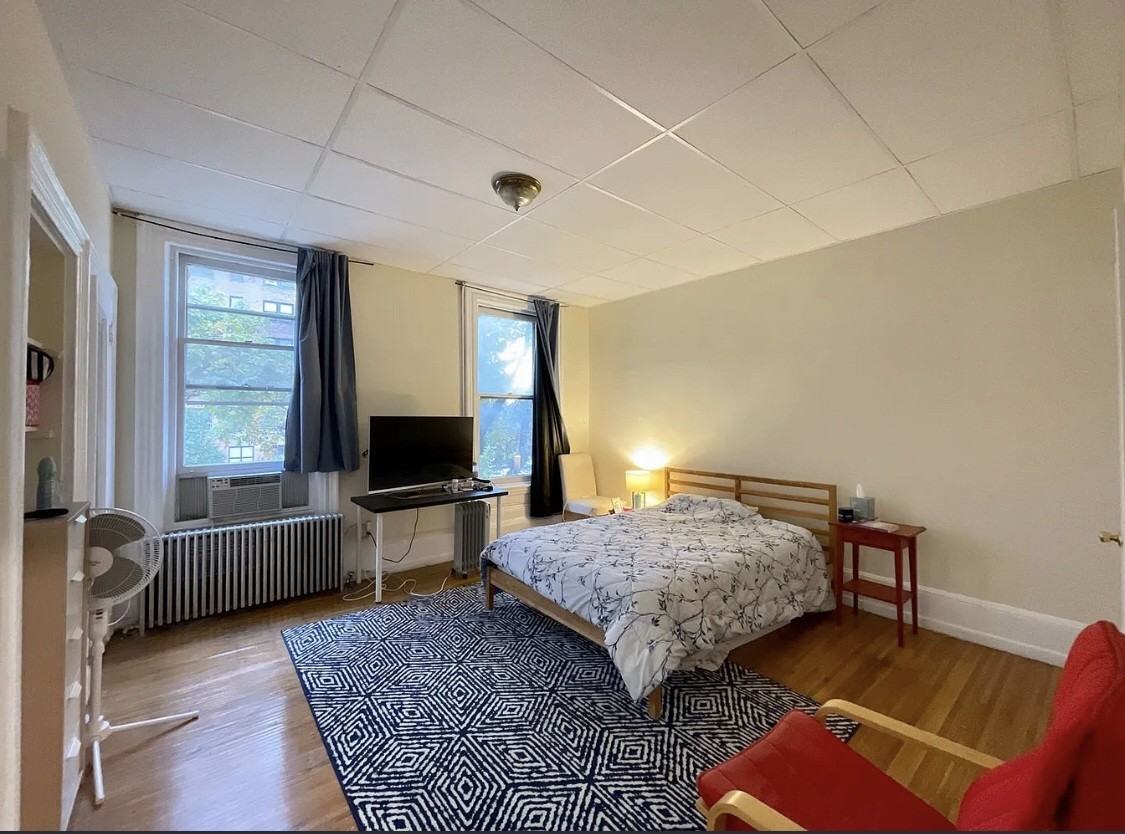 2219 Spring Garden St - Photo 4 of 8