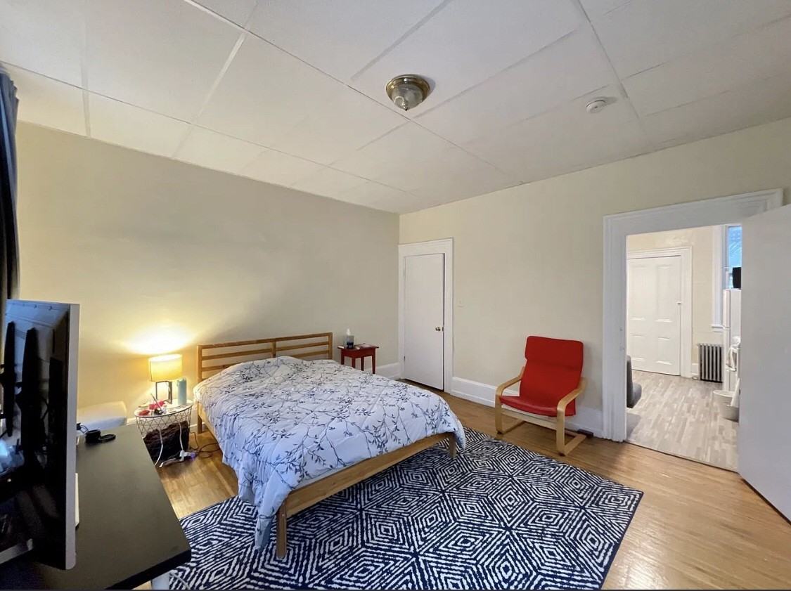 2219 Spring Garden St - Photo 5 of 8