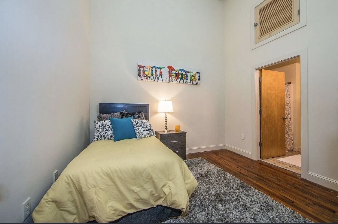 1309 W Broad St - Photo 3 of 5