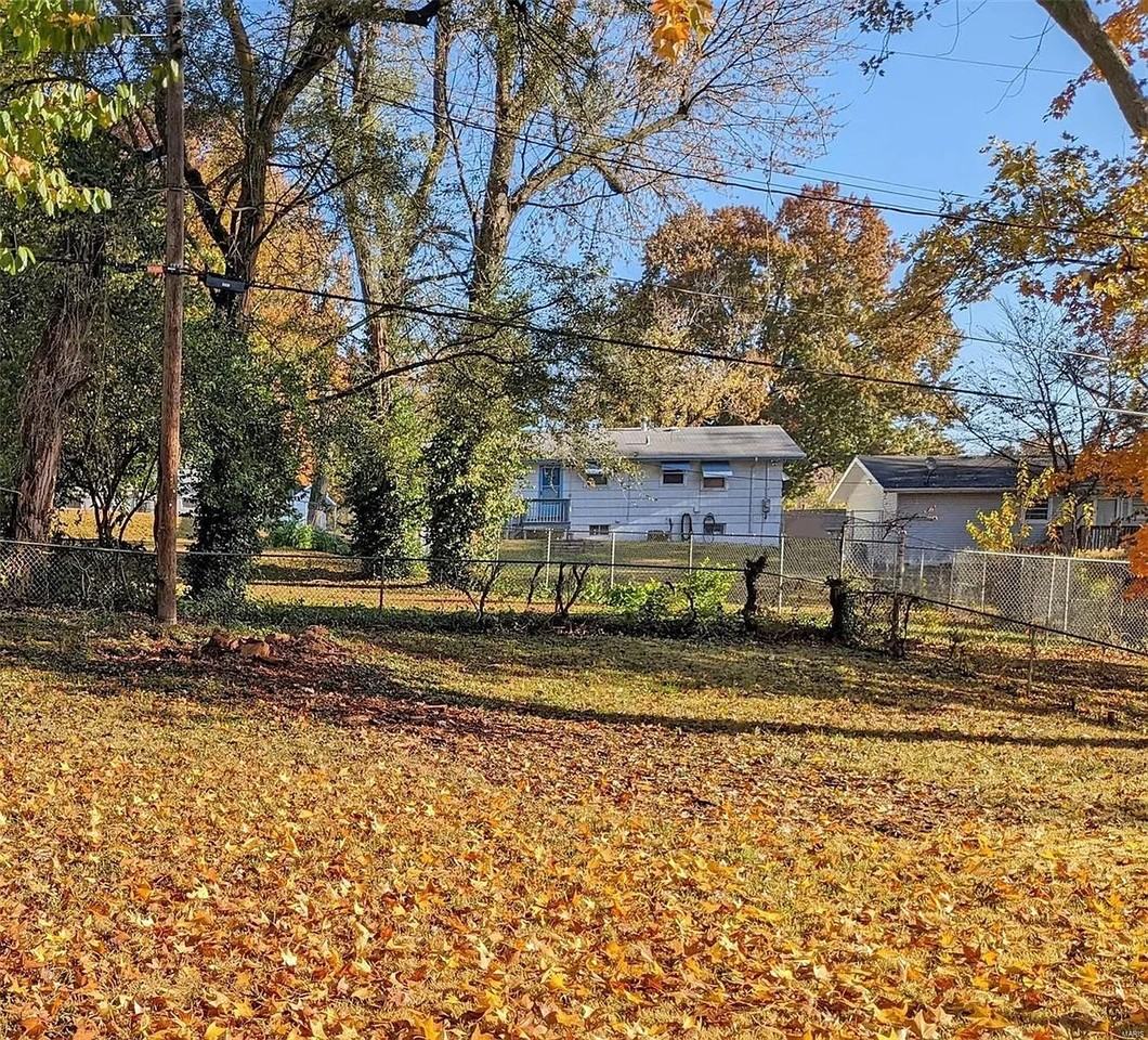 1011 Renshaw Dr - Photo 3 of 3