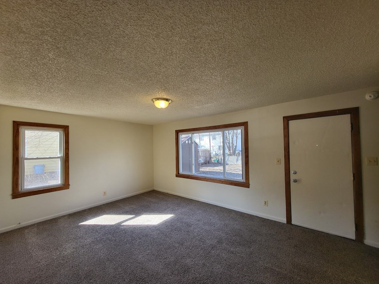 2310 Deerfield Ct - Photo 4 of 10