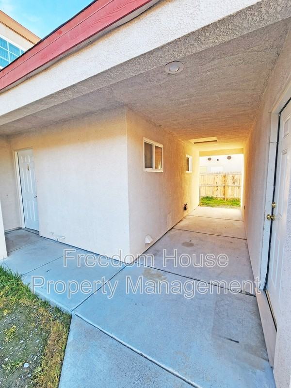 1991 Sycamore Ave - Photo 4 of 36